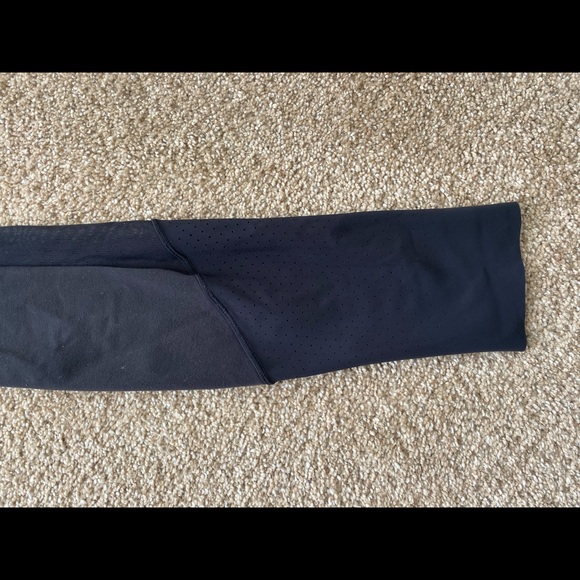 Black Lululemon Tights, size 6. Perfect for the gym or on the go. - Picture 3 of 4